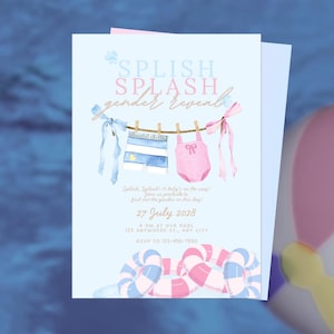 Pode incluir: Um convite de revelação de género azul claro com o texto "Splish Splash Gender Reveal". O convite apresenta ilustrações em aquarela de roupas de bebé, boias e a data de 27 de julho de 2028.