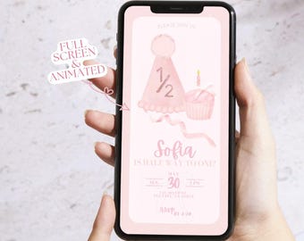Könnte beinhalten: Eine digitale Einladung in Rosa und Weiß für eine Halb-Geburtstagsfeier. Die Einladung zeigt einen rosafarbenen Cupcake mit einer einzigen Kerze und eine rosafarbene Partymütze mit der Zahl 1/2 darauf. Der Text auf der Einladung lautet "Sofia ist auf dem halben Weg zu ihrem ersten Geburtstag!" und enthält das Datum und die Uhrzeit der Party.