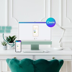K&ouml;nnte beinhalten: Ein Desktop-Computer mit wei&szlig;em Hintergrund und einem gr&uuml;nen Stuhl im Vordergrund. Der Bildschirm des Computers zeigt eine Designvorlage f&uuml;r eine Hochzeitseinladung auf Canva. Der Text auf dem Bildschirm lautet "Save the Date". Ein Smartphone ist im Vordergrund zu sehen, auf dem die gleiche Designvorlage ge&ouml;ffnet ist. Der Text "Edit on your phone too!" steht auf der linken Seite des Bildes.