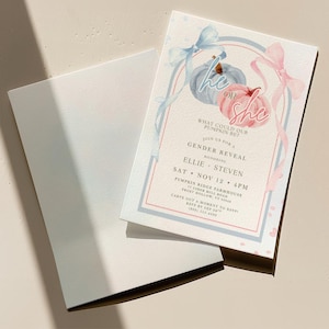 Puede incluir: Una invitación de revelación de género con un tema de calabaza. La tarjeta presenta una combinación de colores azul y rosa con las palabras "he or she" encima de dos calabazas. La invitación incluye los detalles del evento y los nombres de Ellie y Steven.