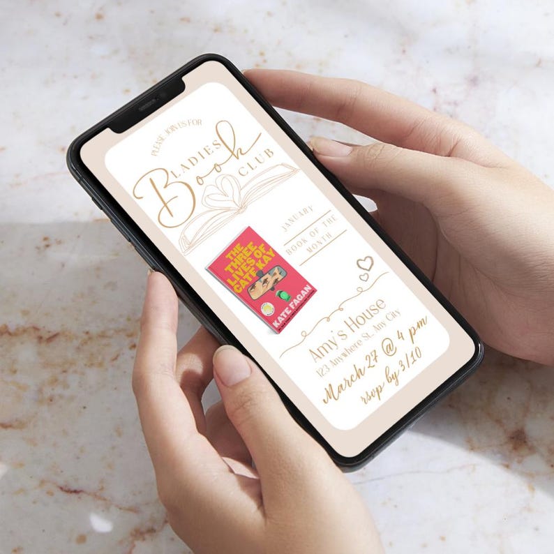 K&ouml;nnte beinhalten: Ein Smartphone zeigt eine Einladung zu einem Buchclub f&uuml;r ein Treffen am 27. M&auml;rz um 16:00 Uhr. Die Einladung zeigt ein pinkfarbenes und gelbes Buchcover mit dem Titel "The Three Lives of Kate Kay" von Kate Fagan. Das Buch ist das Buch des Monats Januar f&uuml;r den Ladies Book Club.