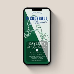 Può includere: Uno smartphone mostra un invito digitale per una festa di compleanno "Pickleball & Prosecco". Il design presenta grafica verde e bianca con i dettagli dell'evento: data, ora, luogo e informazioni RSVP.