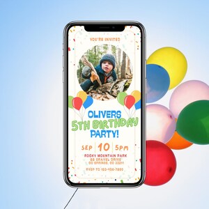 Op de afbeelding: Een smartphone toont een uitnodiging voor een verjaardagsfeestje. De uitnodiging bevat een foto van een kind, de tekst "OLIVERS 5TH BIRTHDAY PARTY!" en evenementdetails. Kleurrijke ballonnen zijn zichtbaar.