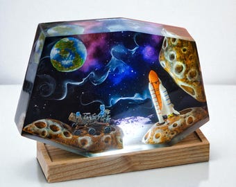 Lámpara de resina de galaxia espacial / Luz de noche de madera y epoxi hecha a mano / Decoración de nave espacial interestelar / Regalo cósmico para Halloween Navidad, regalo para él