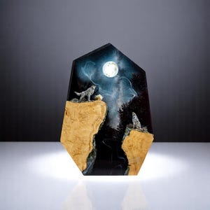 Custom resin lamp,Howling Wolf Moon Lamp – Handmade Resin & Wood Night Light, Wilderness Animal Decor,Gift for Him,Table lamp,halloween gift