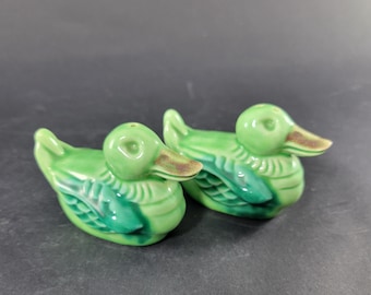 Vintage ceramic duck salt and pepper shakers set