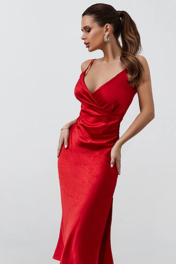 Luxury Red Satin Midi Dress with Adjustable Straps and Side Slit Luxury Red Satin Midi Dress with Adjustable Straps and Side Slit