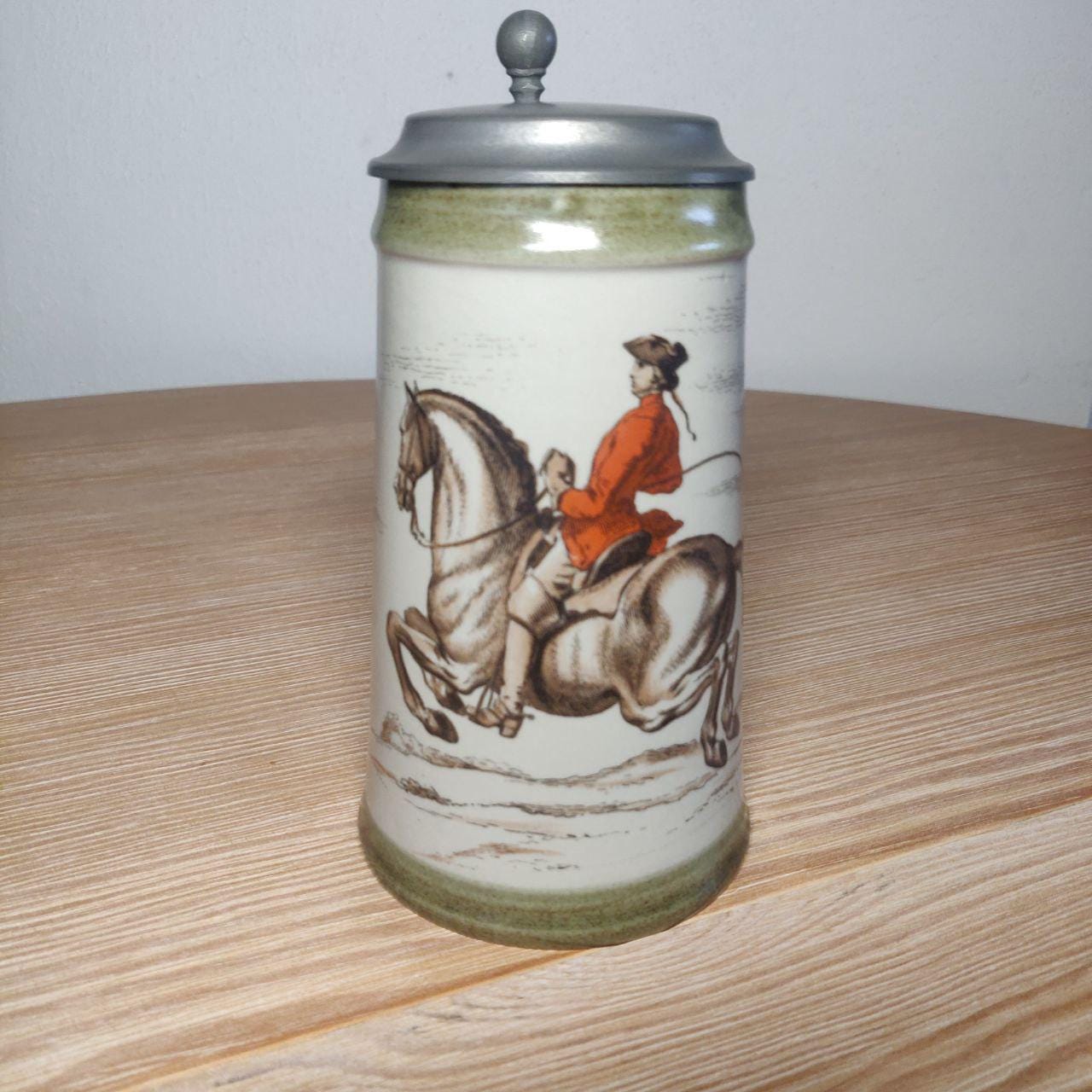 Tazza Da Birra Tedesca 1 Litro Con Coperchio Inciso E Medaglione - Carro E Cavalli Da Tiro, Boccale In Metallo Per Birra