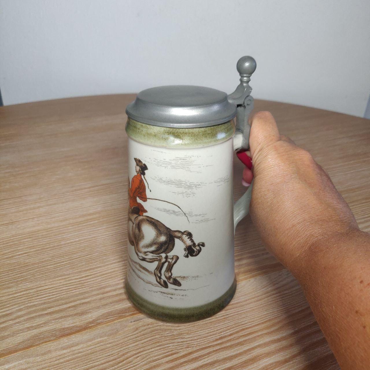 Tazza Da Birra In Metallo 1 Litro Con Coperchio Inciso | Medaglione Con Carro Tedesco E Cavalli Da Tiro | Boccale Da Birra Stile Bavarese - 3