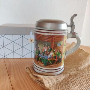Vintage Gerz Bierkrug: Bierseidel Szene, Zinndeckel