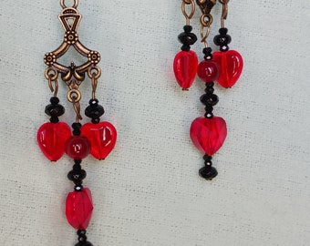 Boucles d'oreilles chandelier coeurs rouges avec vieil or