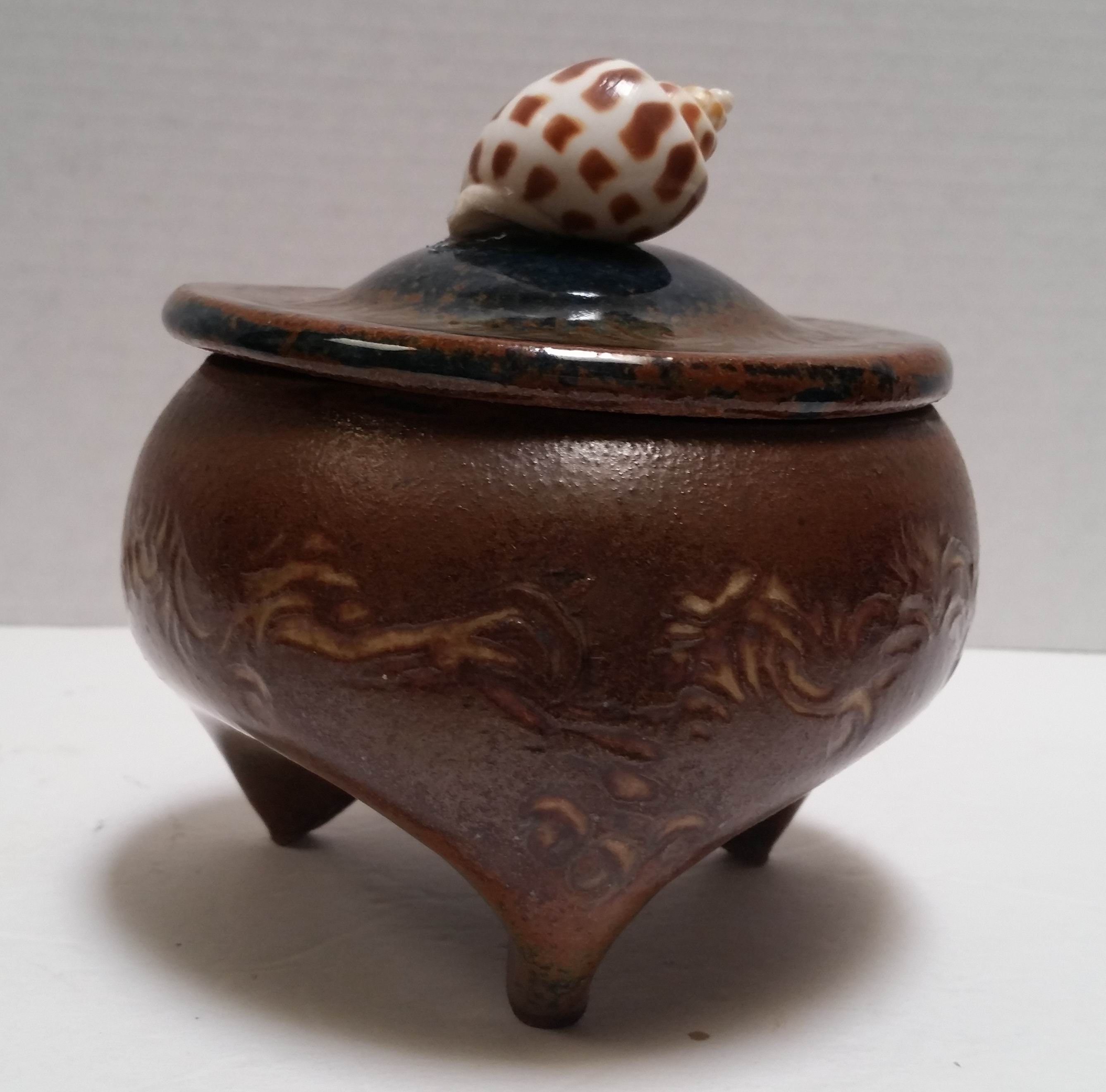 能面 陶器 Stoneware TRIPOD JAR With Seashell Knob Lid, Handmade OOAK