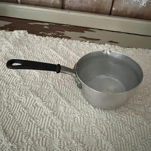 mini sauce ou moule à beurre vintage ~ marque ALPINE ~ avec bec verseur - fabriqué en Italie