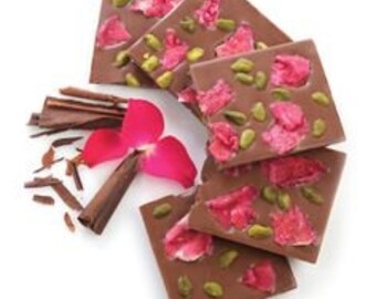 Chocolat, pétales de rose, pistache