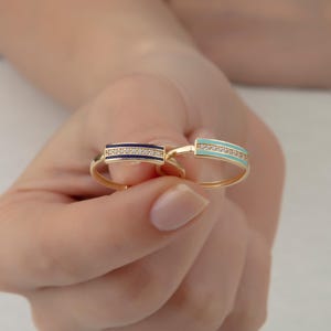 14K massief gouden blauwe emailring: statement ring moderne pavé band