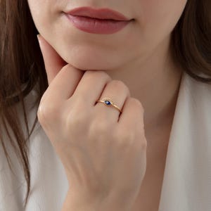 14K Solid Gold Blue Eye Ring, Delikatny Evil Eye Protection Band, Minimalistyczny Złoty Pierścień, Solid Gold Religijna Biżuteria, Prezent dla Mamy