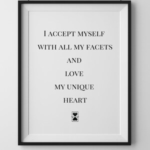 Op de afbeelding: Zwart-wit ingelijste print met de tekst "Ik accepteer mezelf met al mijn facetten en hou van mijn unieke hart" en een kleine afbeelding van twee harten.