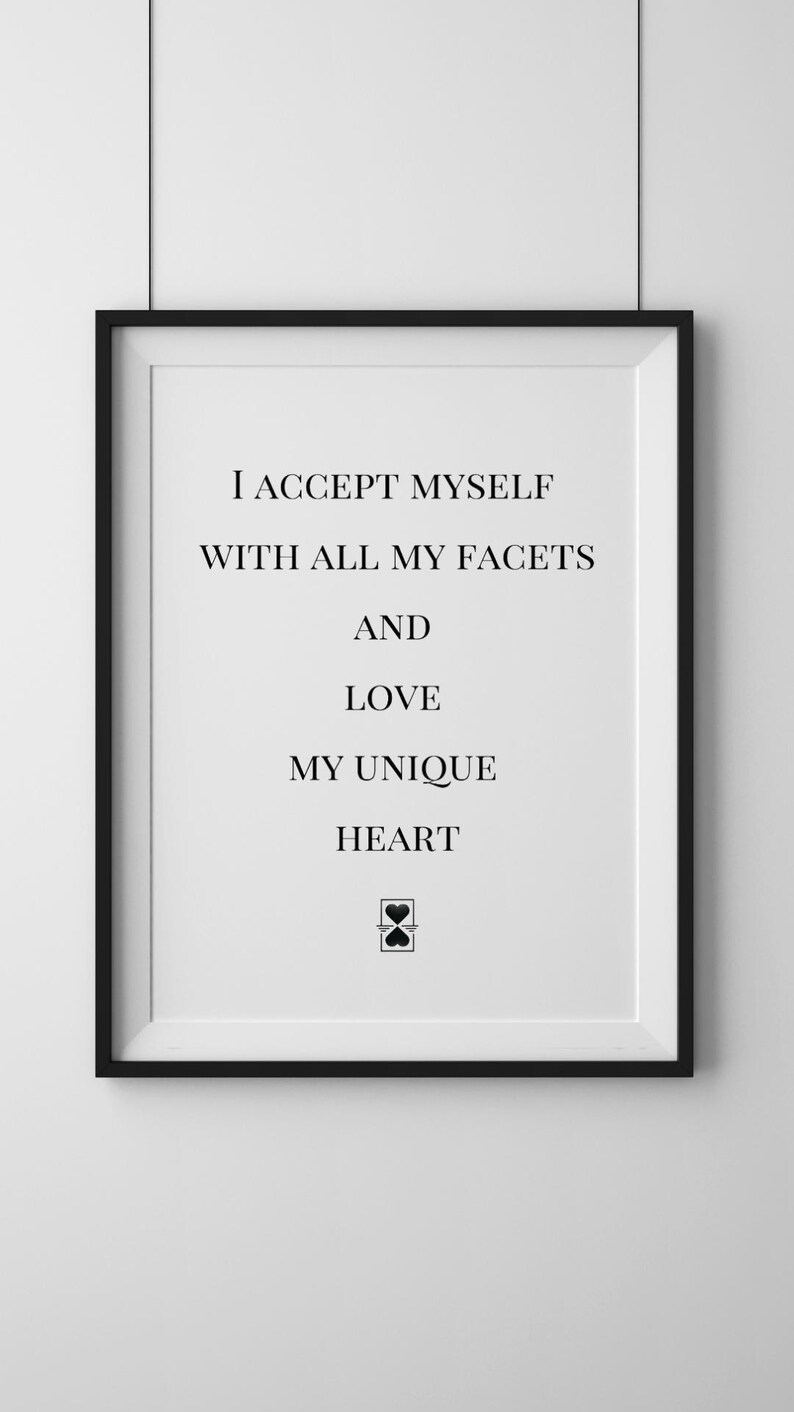 Op de afbeelding: Zwart-wit ingelijste print met de tekst "Ik accepteer mezelf met al mijn facetten en hou van mijn unieke hart" en een kleine afbeelding van twee harten.