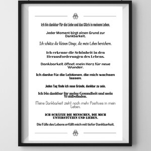 K&ouml;nnte beinhalten: Schwarz-wei&szlig;es druckbares Poster mit einem Zitat &uuml;ber Dankbarkeit und Wertsch&auml;tzung. Das Zitat lautet: "Ich bin dankbar f&uuml;r die Liebe und das Gl&uuml;ck in meinem Leben. Jeder Moment birgt einen Grund zur Dankbarkeit. Ich sch&auml;tze die kleinen Dinge, die mein Leben bereichern. Ich erkenne die Sch&ouml;nheit in den Herausforderungen des Lebens. Dankbarkeit &ouml;ffnet mein Herz f&uuml;r neue Wunder. Ich danke f&uuml;r die Lektionen, die mich wachsen lassen. Jeden Tag finde ich neue Gr&uuml;nde, dankbar zu sein. Ich bin dankbar f&uuml;r meine Gesundheit und mein Wohlbefinden. Meine Dankbarkeit zieht noch mehr Positives in mein Leben. Ich sch&auml;tze die Menschen, die mich unterst&uuml;tzen und lieben. Die F&uuml;lle des Lebens erf&uuml;llt mich mit tiefer Dankbarkeit."