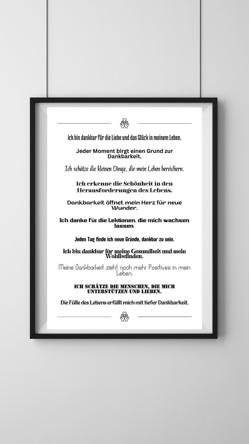 K&ouml;nnte beinhalten: Schwarz-wei&szlig;es druckbares Poster mit einem Zitat &uuml;ber Dankbarkeit und Wertsch&auml;tzung. Das Zitat lautet: "Ich bin dankbar f&uuml;r die Liebe und das Gl&uuml;ck in meinem Leben. Jeder Moment birgt einen Grund zur Dankbarkeit. Ich sch&auml;tze die kleinen Dinge, die mein Leben bereichern. Ich erkenne die Sch&ouml;nheit in den Herausforderungen des Lebens. Dankbarkeit &ouml;ffnet mein Herz f&uuml;r neue Wunder. Ich danke f&uuml;r die Lektionen, die mich wachsen lassen. Jeden Tag finde ich neue Gr&uuml;nde, dankbar zu sein. Ich bin dankbar f&uuml;r meine Gesundheit und mein Wohlbefinden. Meine Dankbarkeit zieht noch mehr Positives in mein Leben. Ich sch&auml;tze die Menschen, die mich unterst&uuml;tzen und lieben. Die F&uuml;lle des Lebens erf&uuml;llt mich mit tiefer Dankbarkeit."
