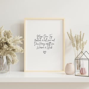 Puede incluir: Una impresión enmarcada con fondo blanco y texto negro que dice "Que tu día sea feliz y brillante y tu corazón lleno de calidez y felicidad." Un pequeño corazón está dibujado debajo del texto.