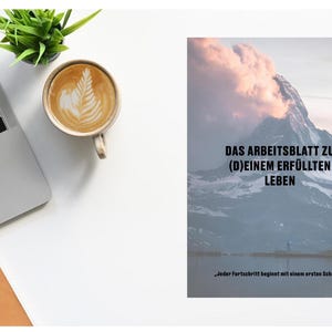 May include: A motivational worksheet with a mountain range in the background. The text reads "Das Arbeitsblatt zu (D)einem erf&uuml;llten Leben" and "Jeder Fortschritt beginnt mit einem ersten Schritt".