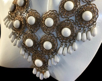 Unsigned Beauty Bright White Lucite Cabochon Antiqued Gold Tone White Milk Glass Teardrop Bead Bib Necklace 1960’s 1970’s