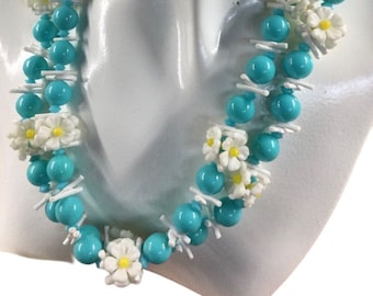 Lovely 1950’s White Flower Blue Bead Plastic Necklace Unsigned Single Strand Chic Casual AP