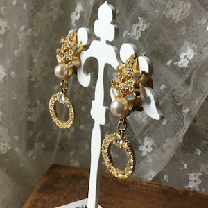 Orecchini pendenti con perle finte e strass trasparenti color oro, anni &#39;80