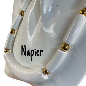Collier plastron en forme de tonneau en lucite blanche la plus brillante des années 1960, 1970, signé NAPIER, longueur ras de cou