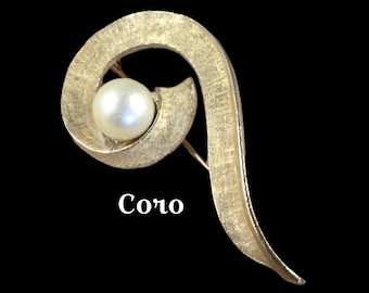 Signed CORO PEGASUS Faux Pearl Brushed Gold Tone Question Mark Swirled Brooch Pin 1950’s 1960’s