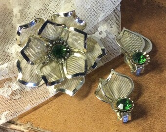 Emerald Green Mesh Gold Tone Flower Demi Parure Unsigned 1950’s Clip On Earrings Brooch Pin