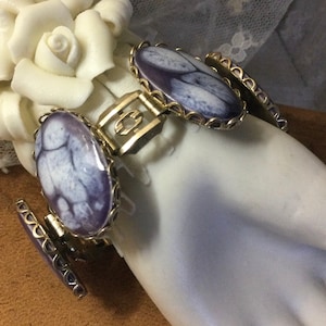 Periwinkle Purple Splotched Glass Oval Cabochon Gold Tone Link Bracelet 1950’s 1960’s