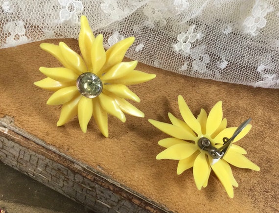 Sunny Yellow Celluloid Plastic Daisy Flower Earri… - image 3