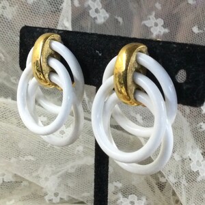 Tre orecchini a cerchio in lucite bianca firmata CROWN TRIFARI, anni &#39;60 e &#39;70