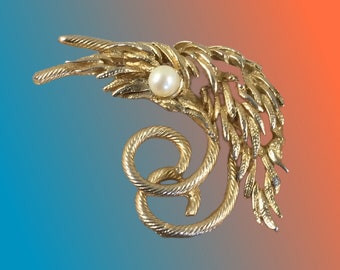 Unsigned Beauty Bright White Faux Pearl Gold Tone Feathered Swirl Shape Brooch Pin 1960’s 1970’s