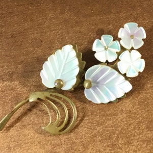 Spilla con foglie e fiori in madreperla, non firmata, anni &#39;50