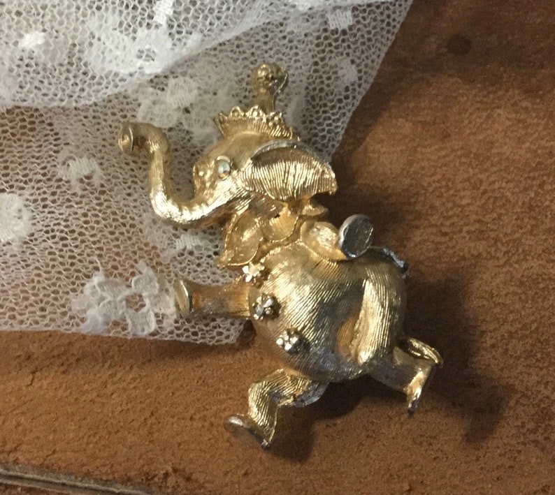 Small Dumbo Like Animated Circus Elephant Brushed Gold Tone Brooch Pin 1980\u2019s 1990\u2019s Unsigned