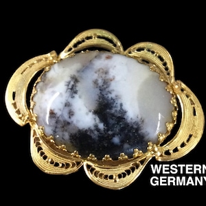 Signierte WESTERN GERMANY Weiß Schwarzer Jaspis Achat Cabochon Gesponnene Gold Rahmen Brosche Pin 1950er 1960er Jahre