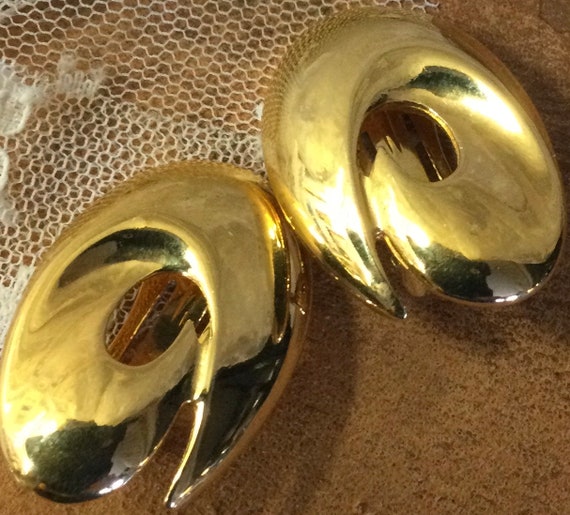 Signed VENDOME Swirled Gold Tone Earrings Clip On… - image 5