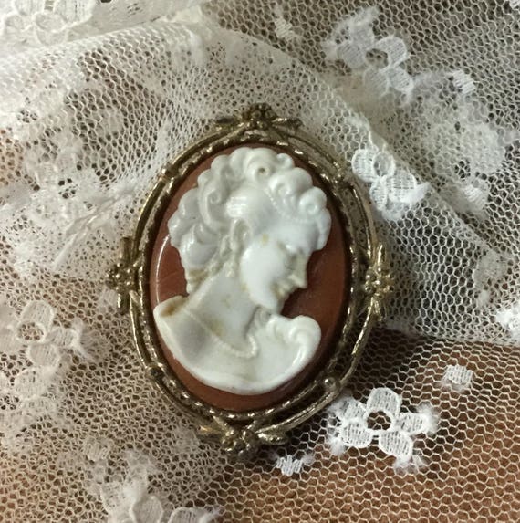 Classic Resin Molded Cameo Antiqued Gold Tone Fram