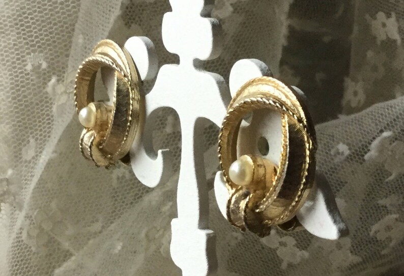 Classic Faux Pearl Brushed Gold Tone Circle Earrings Clip On