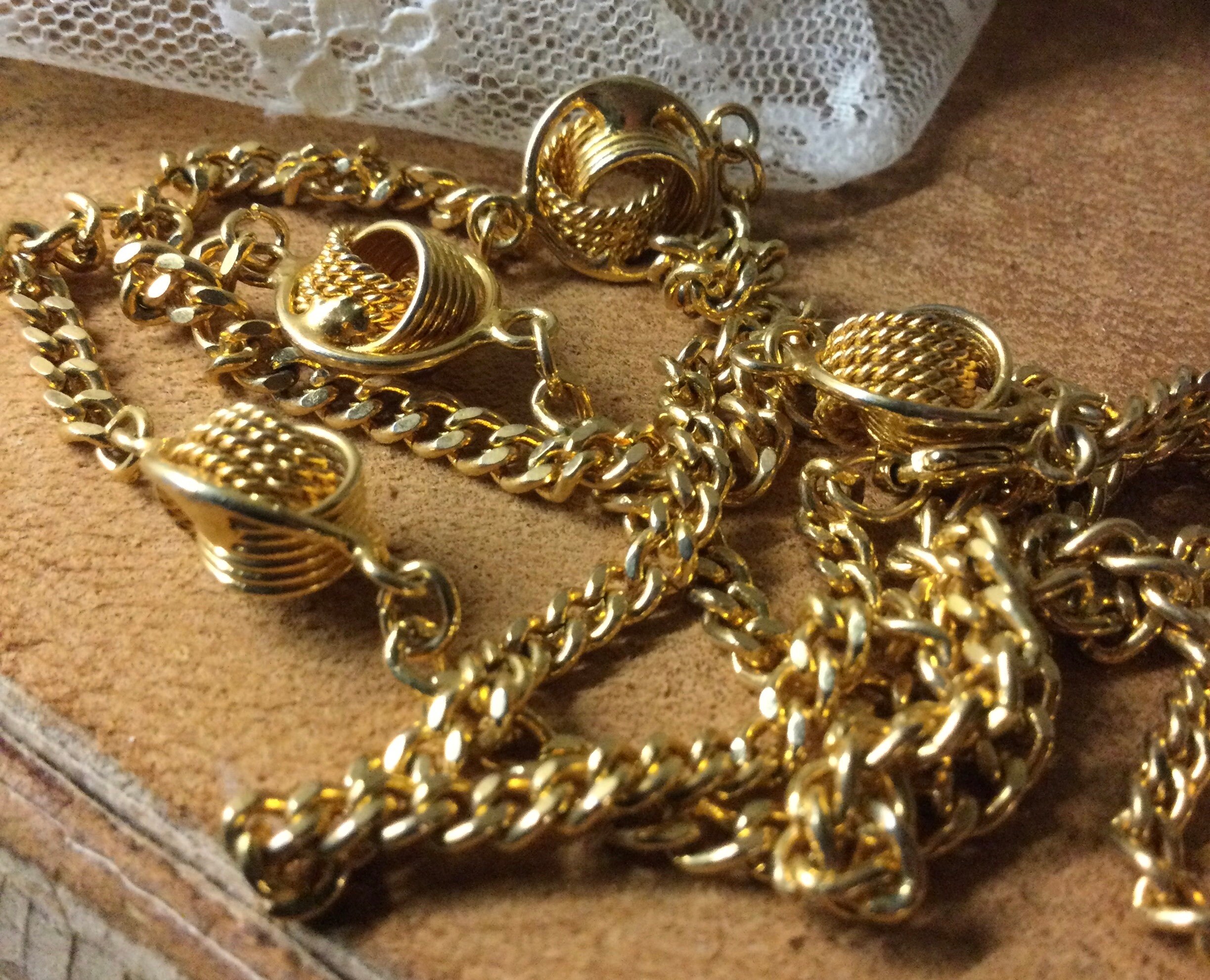 Sweet Gold Tone Love Knot Chain Necklace Unsigned 1970's