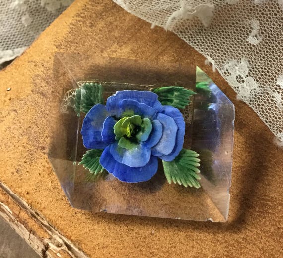 1940's 1950's Blue Flower Embedded in Lucite Acry… - image 2