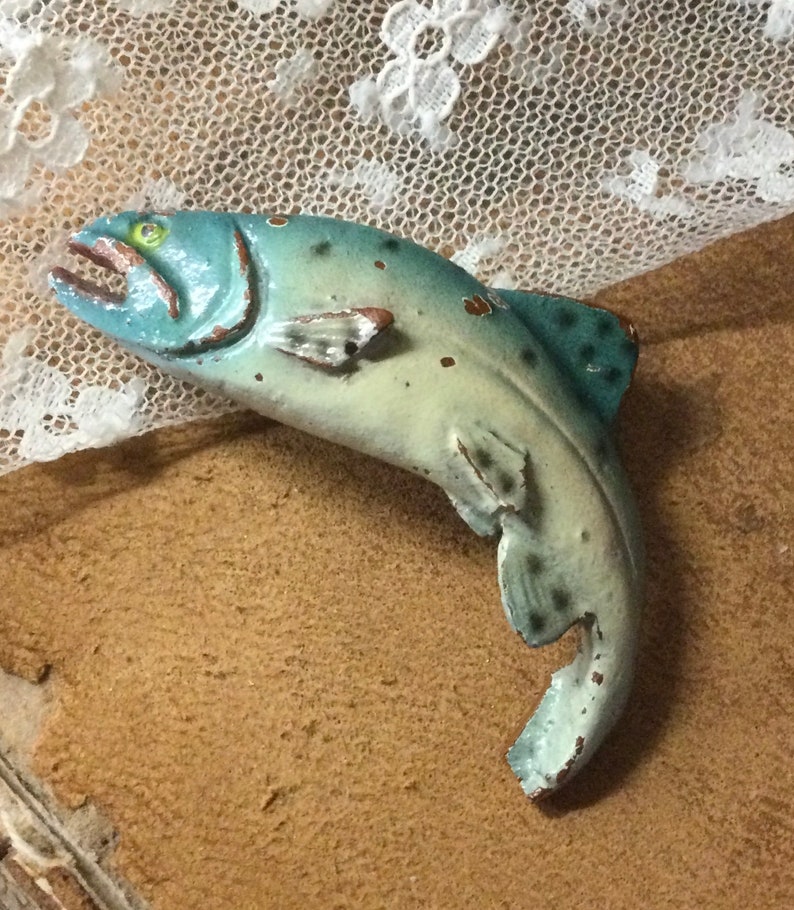 Hand Painted Wood Fish Speckled Trout Brooch Pin Unsigned 1950\u2019s 1960\u2019s