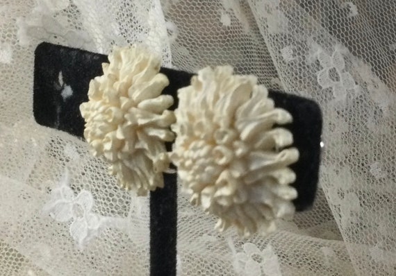 Off White FEATHERLITE Celluloid Flower Earrings U… - image 2