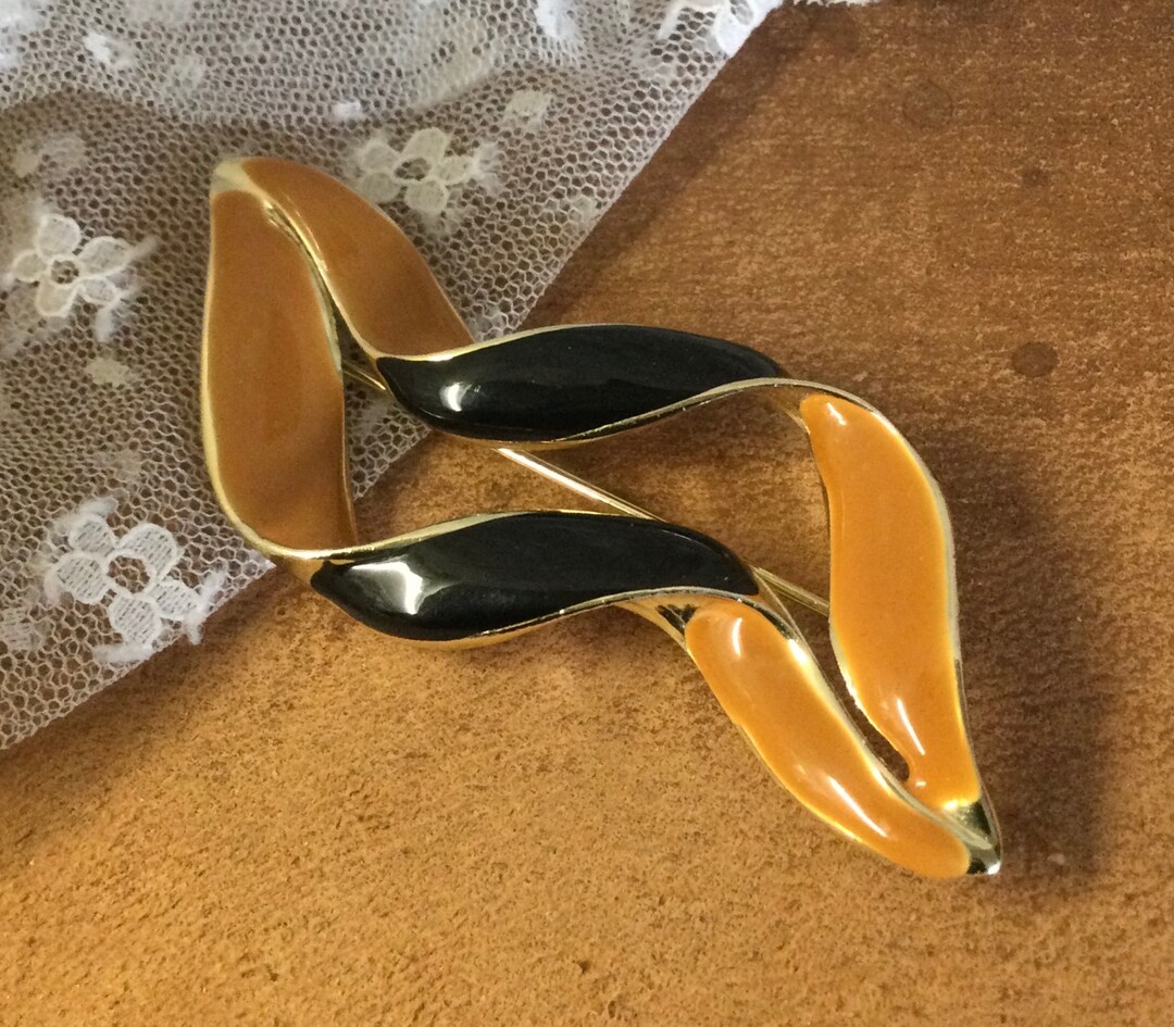 Butterscotch Black Enamel Twist Ribbon Brooch Pin Unsigned 1970’s 1980 ...