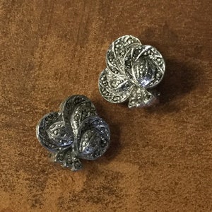 Orecchini a clip in metallo argentato con marcasite Clubs, non firmati