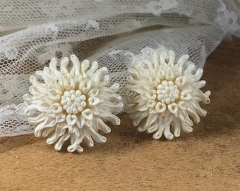Off White FEATHERLITE Celluloid Flower Earrings Unsigned Screwback 1940’s 1950’s