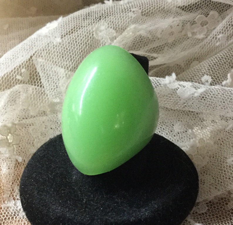 Jadeite Green Lucite Dome Ring Size 7 14 Unsigned Vintage